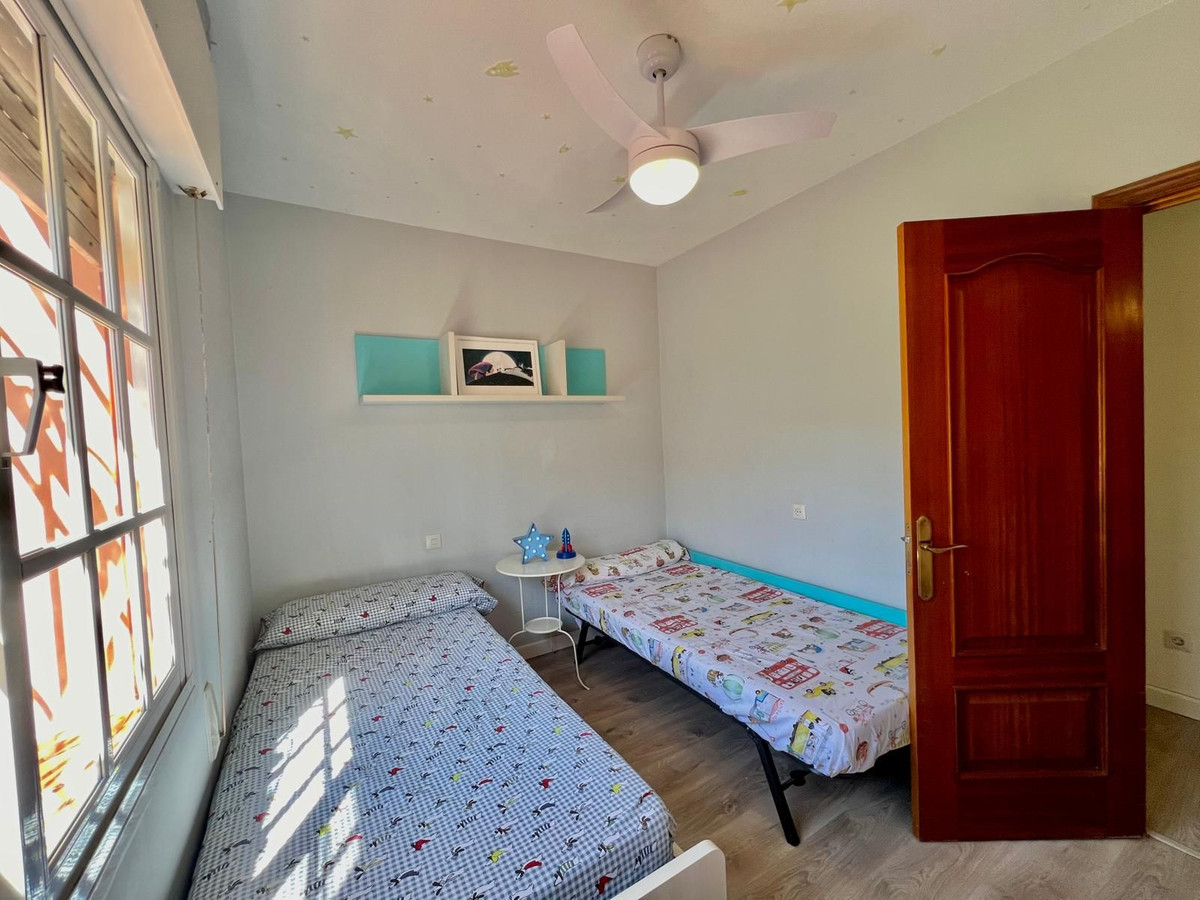6 Bedroom Villa in Estepona - Photo 25