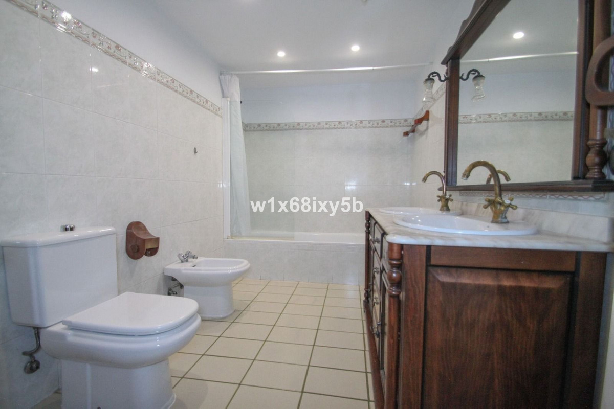 3 Bedroom Apartment in Marbella - Photo 12