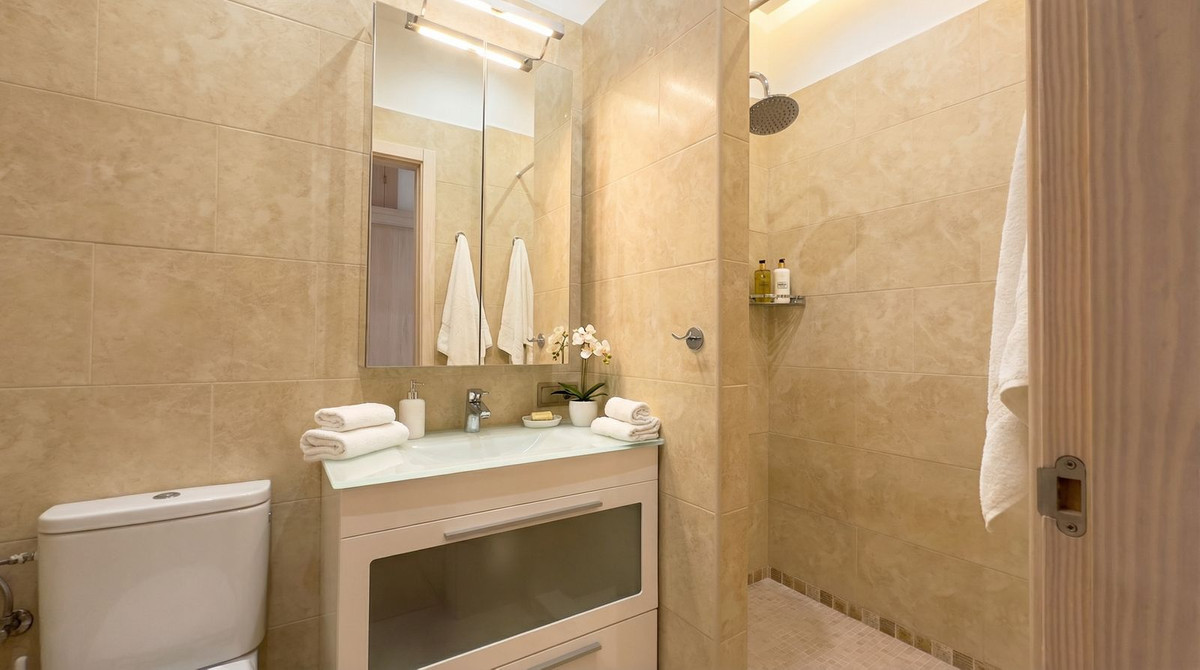 Chalet de 4 dormitorios con piscina en Málaga – Foto 24