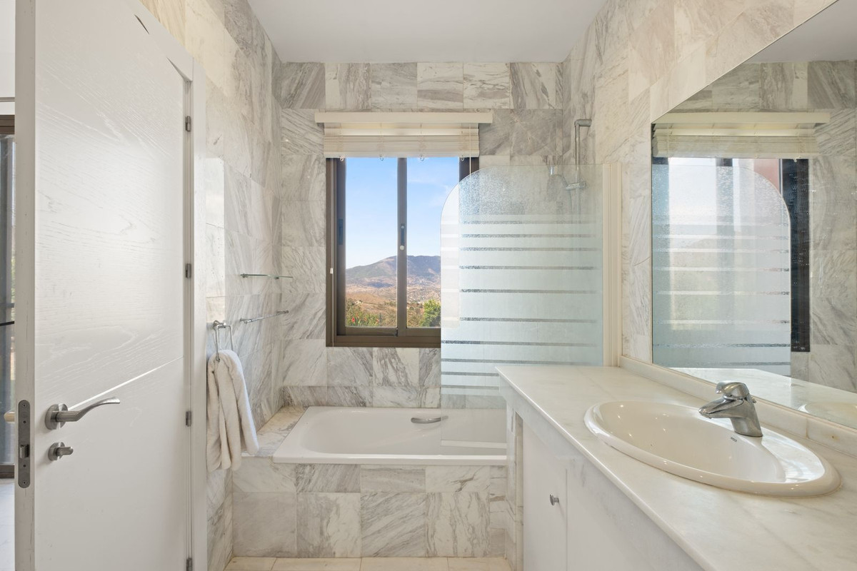 2 Bedroom Apartment in Marbella - Photo 11