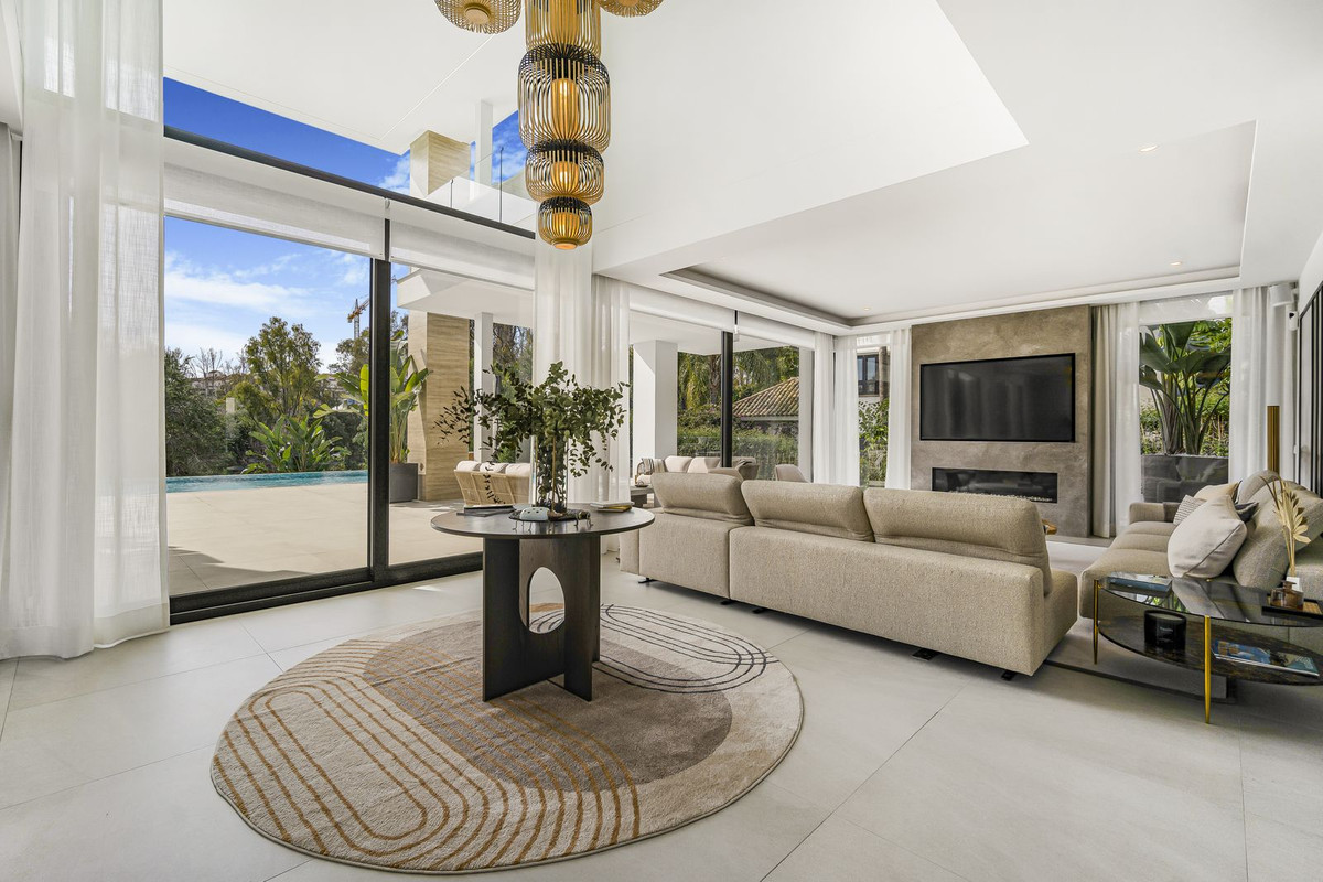 6 Bedroom Villa in Marbella - Photo 2