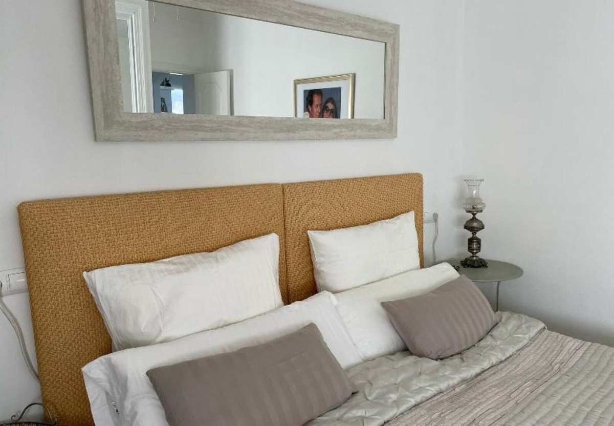 2 Bedroom Penthouse in Estepona - Photo 18