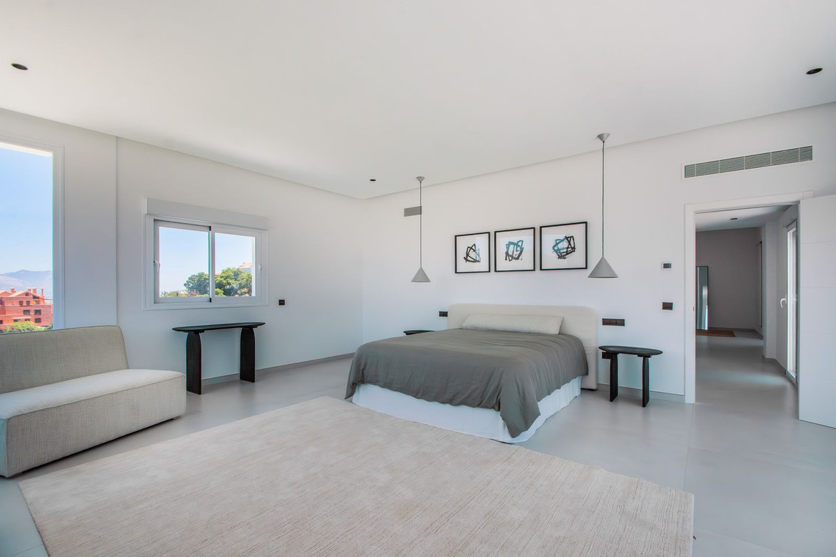 4 Bedroom Villa in Marbella - Photo 18