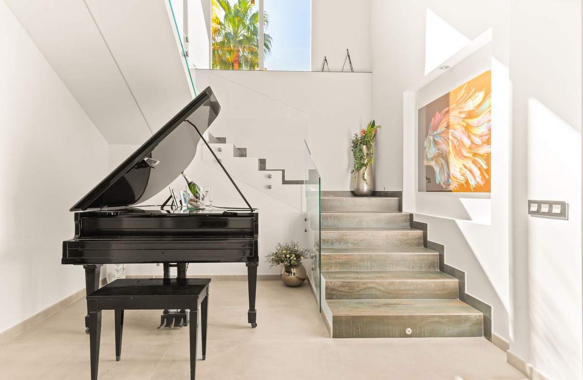 6 Bedroom Villa in Estepona - Photo 9