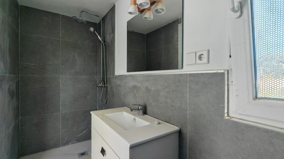 Chalet de 4 dormitorios con piscina en Málaga – Foto 11