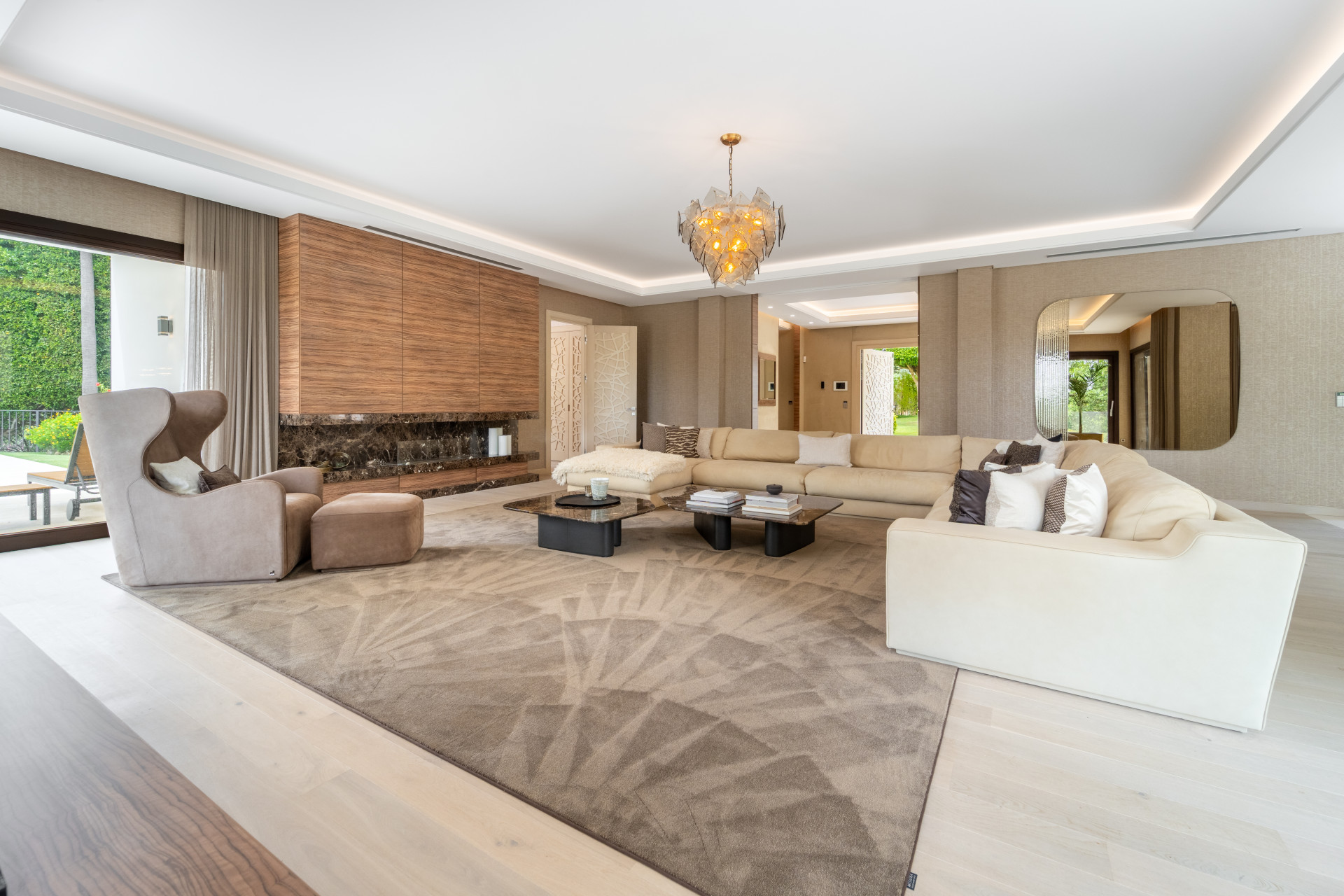 5 Bedroom Villa in Marbella - Photo 2