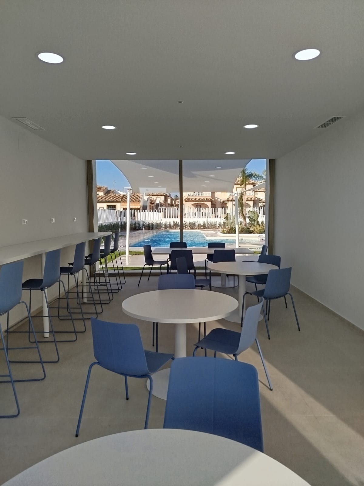 Piso de 2 dormitorios con piscina en Alicante – Foto 6
