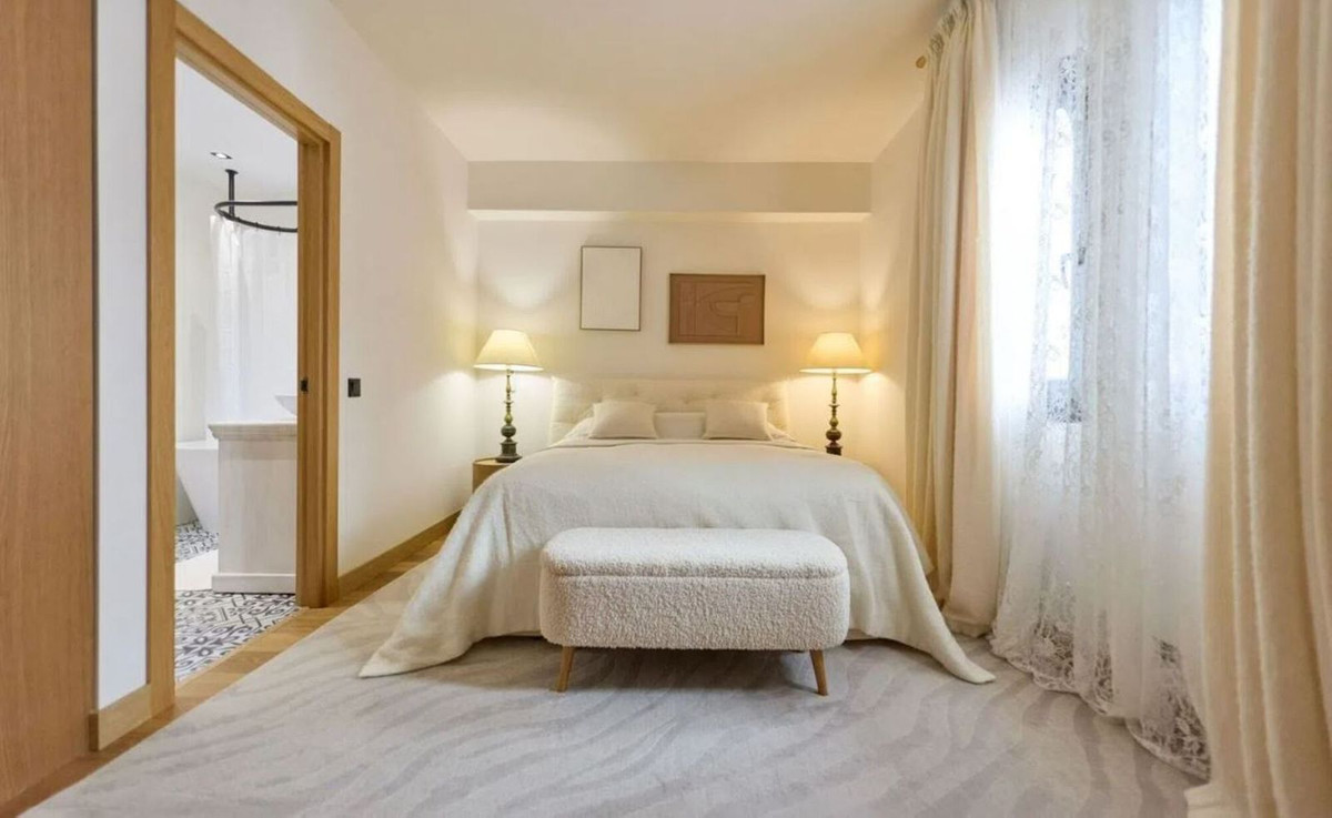 2 Bedroom Apartment in Marbella - Photo 9