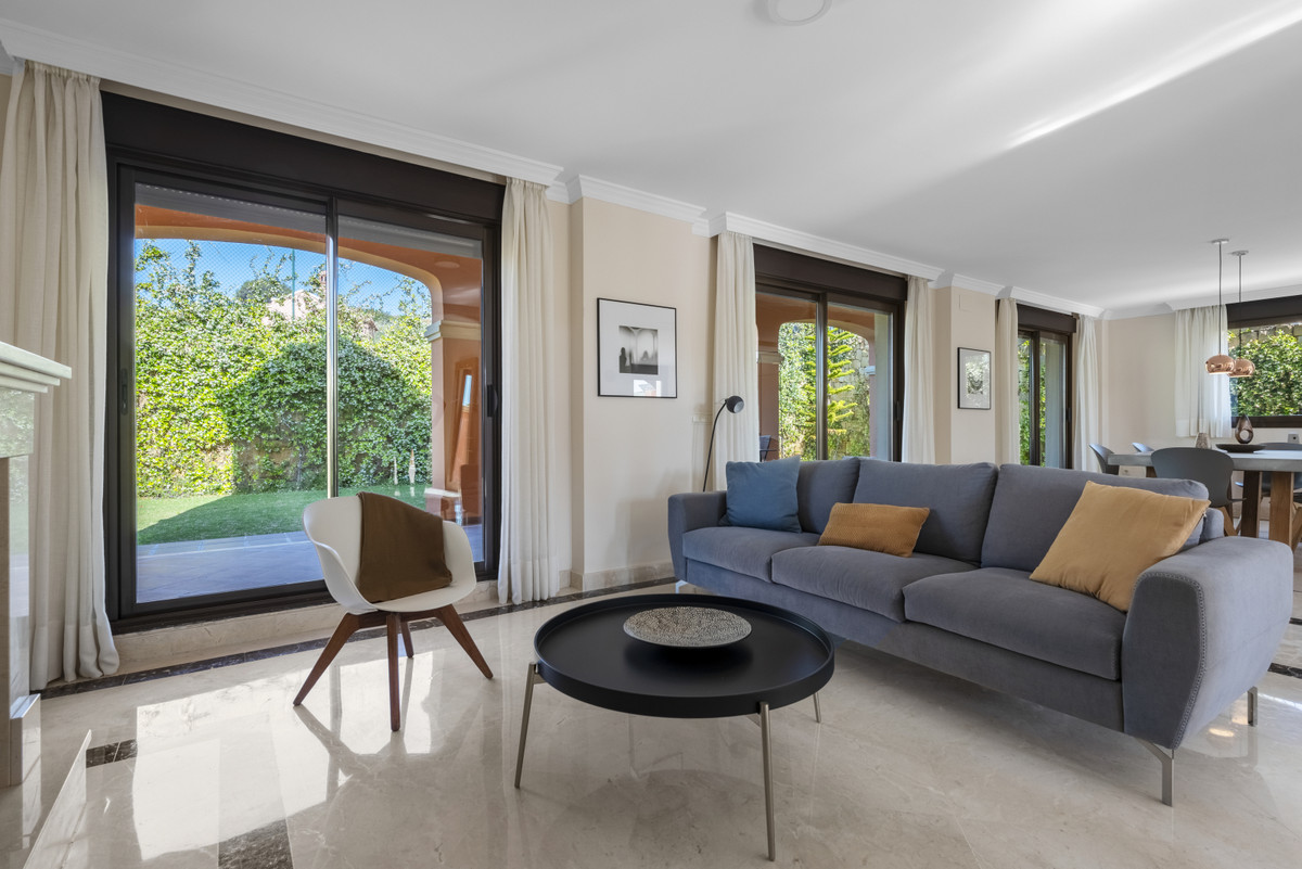 4 Bedroom Villa in Estepona - Photo 3