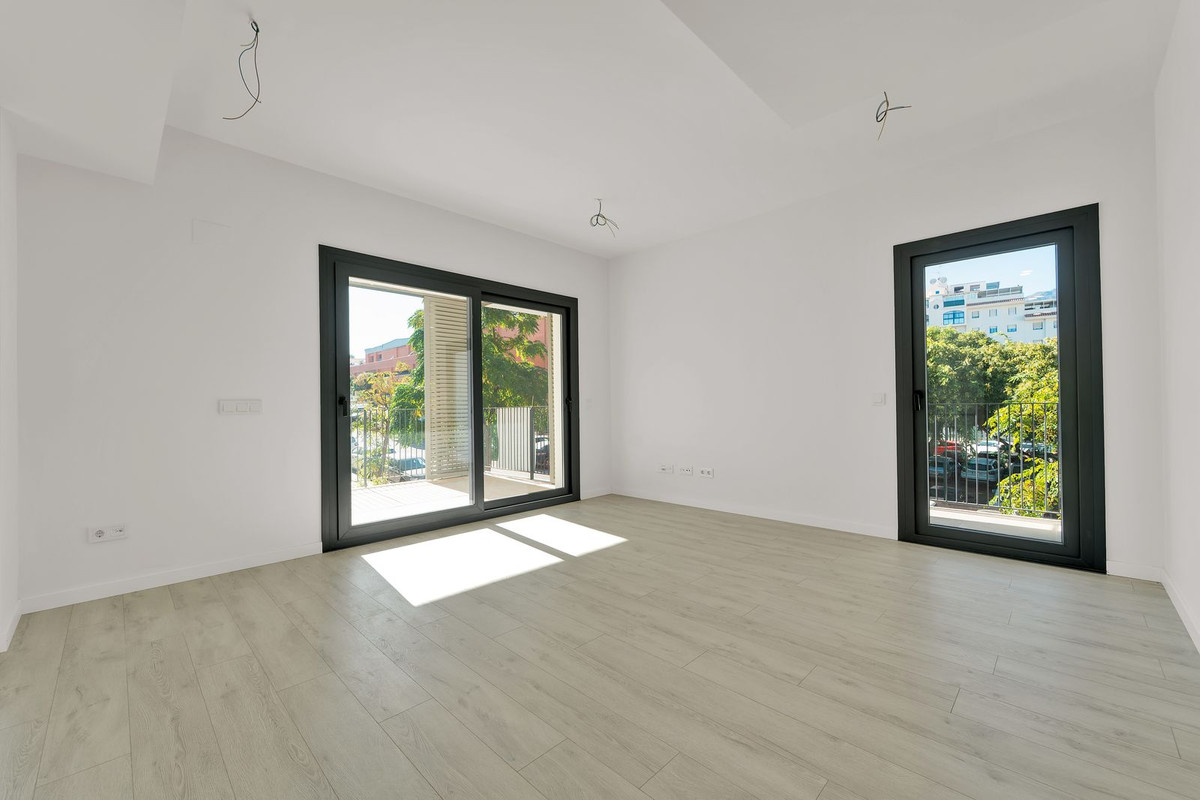 3 Bedroom Apartment in Estepona - Photo 7