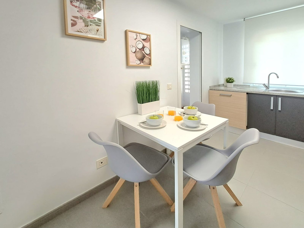 2 Bedroom Apartment in Estepona - Photo 13