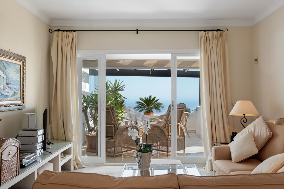 2 Bedroom Apartment in Marbella - Photo 2