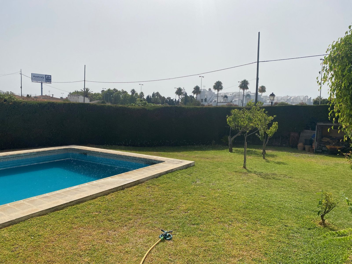 5 Bedroom Villa in Estepona - Photo 2