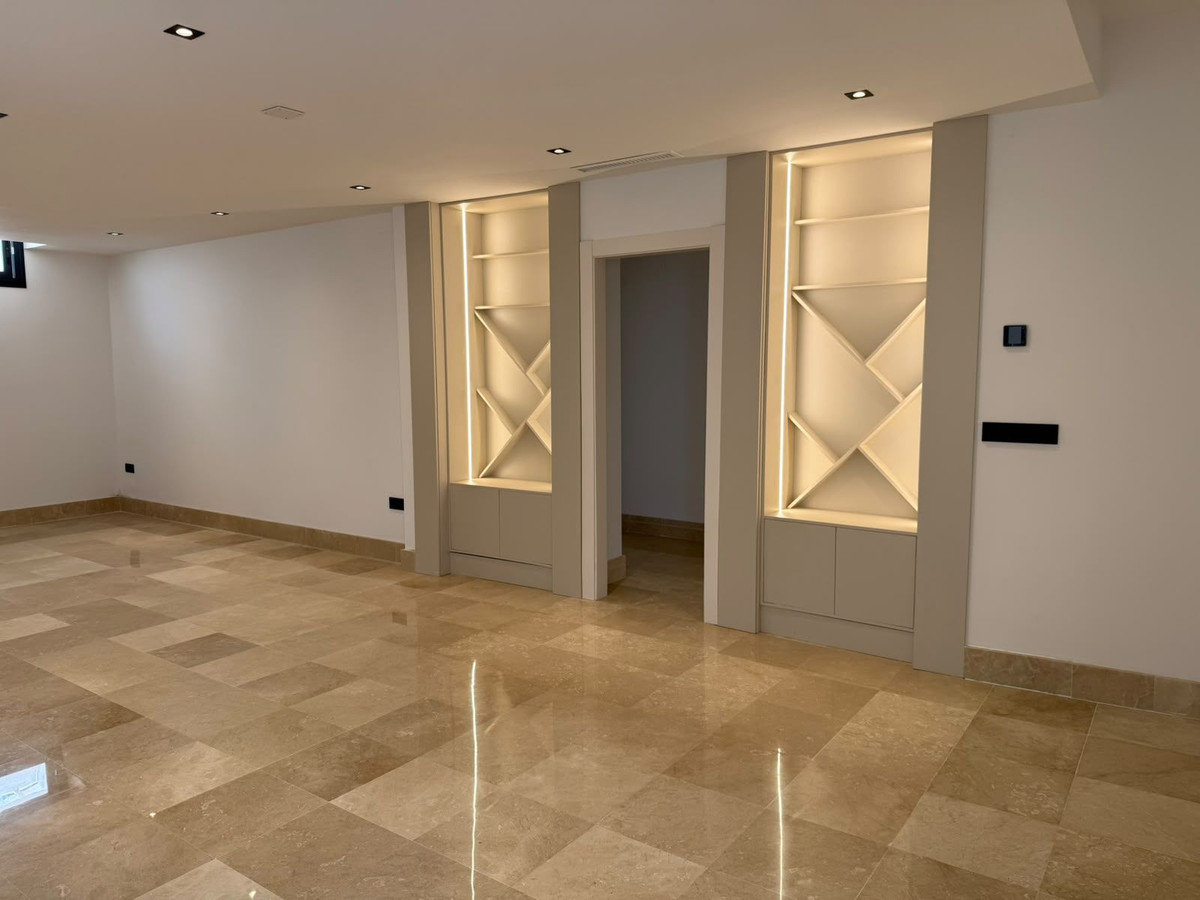 5 Bedroom Villa in Marbella - Photo 14