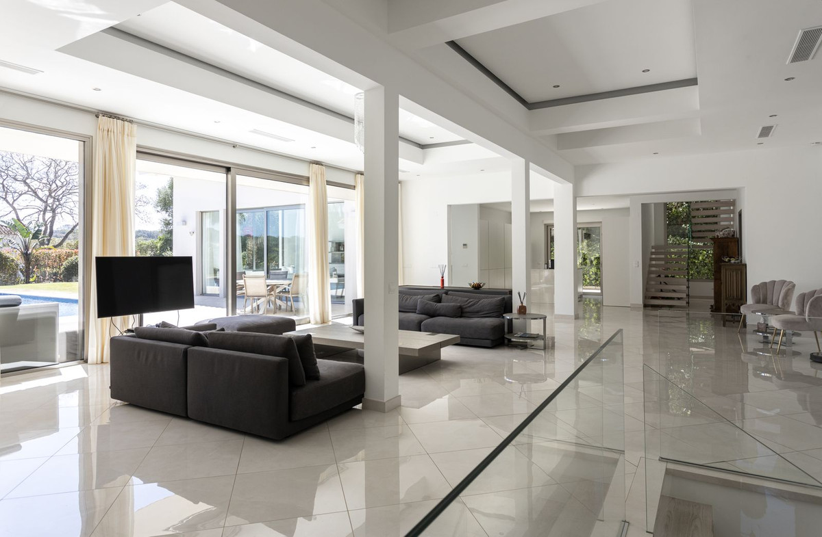 5 Bedroom Villa in San Roque - Photo 30