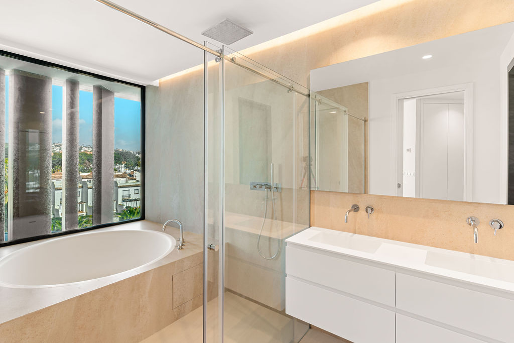 4 Bedroom Penthouse in Estepona - Photo 25