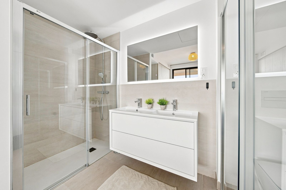 2 Bedroom Apartment in Fuengirola - Photo 12