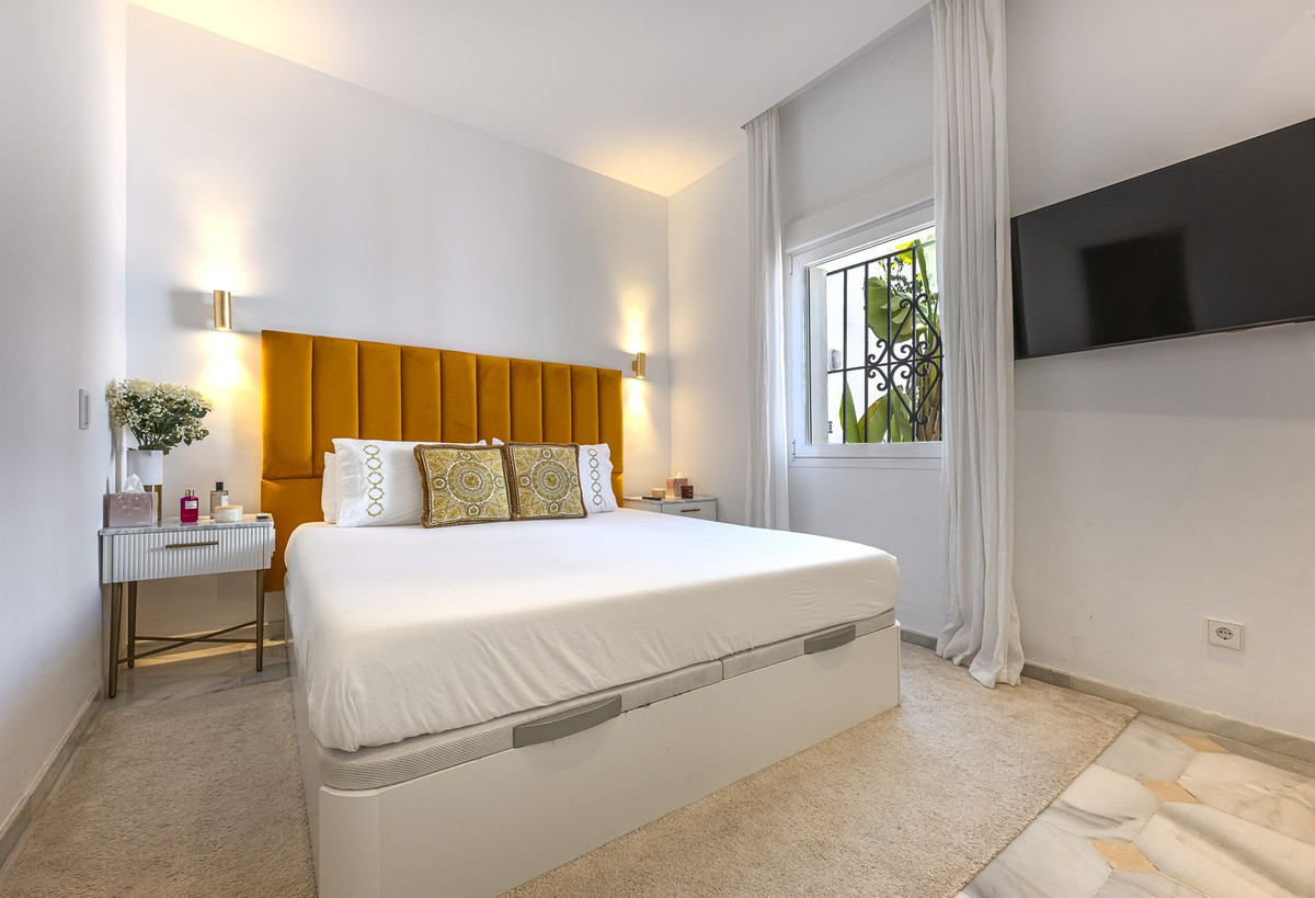 2 Bedroom Apartment in Marbella - Photo 10