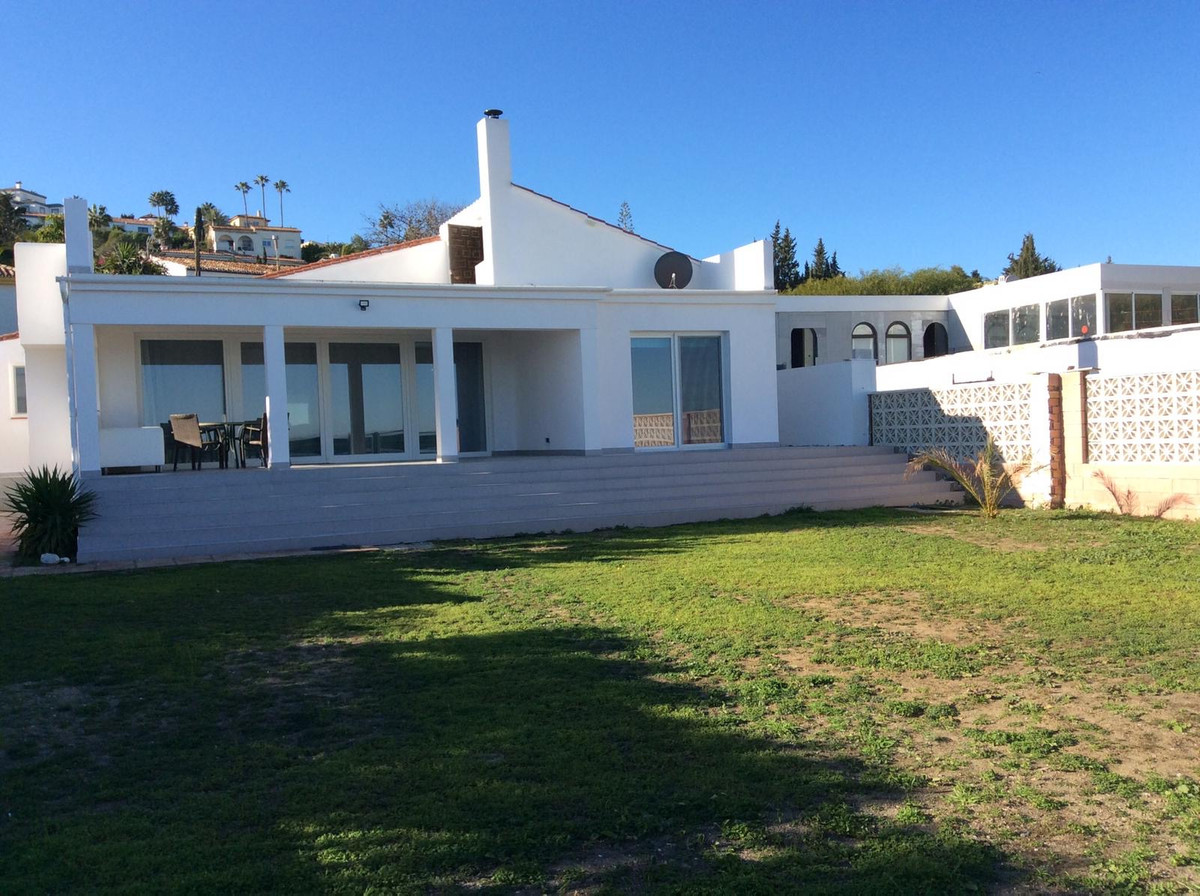 4 Bedroom Villa in Estepona - Photo 2