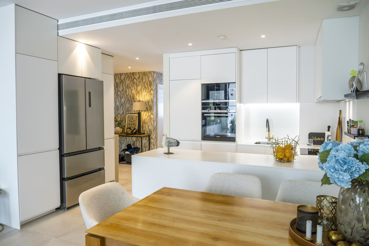2 Bedroom Apartment in Estepona - Photo 9