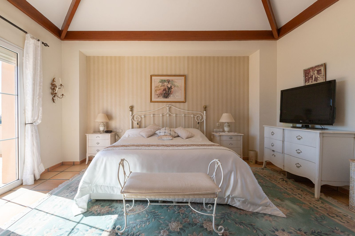 5 Bedroom Villa in Marbella - Photo 20