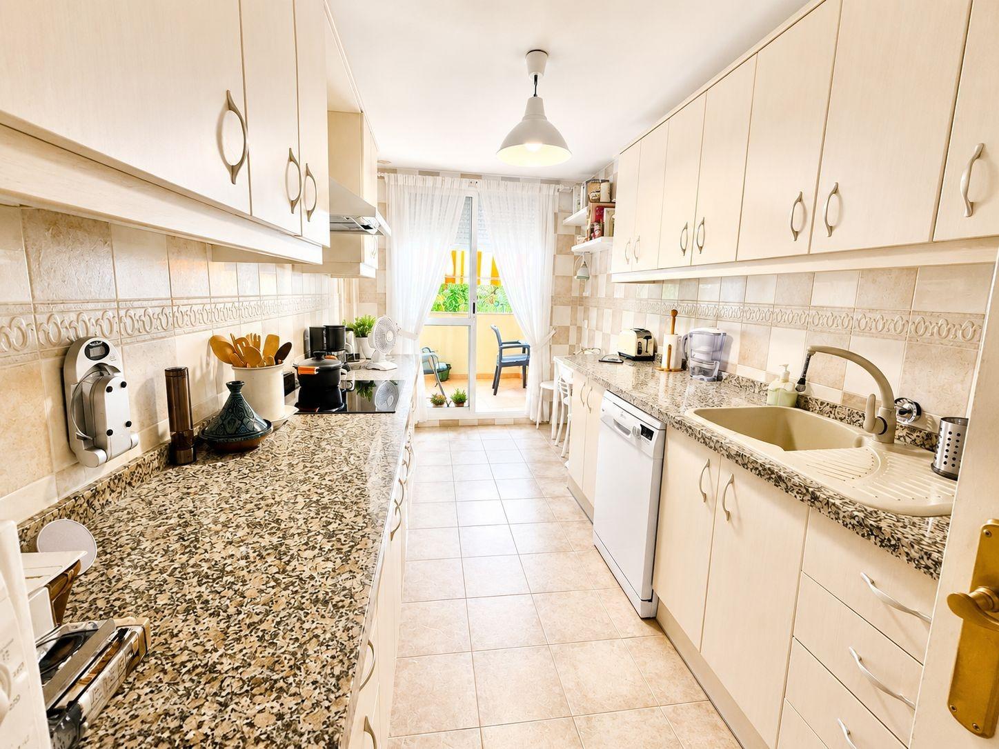 3 Bedroom Apartment in Fuengirola - Photo 2