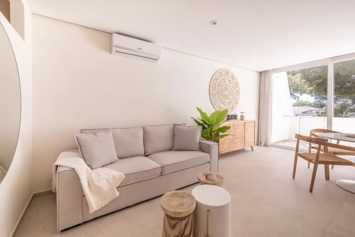 1 Bedroom Apartment in Estepona - Photo 3