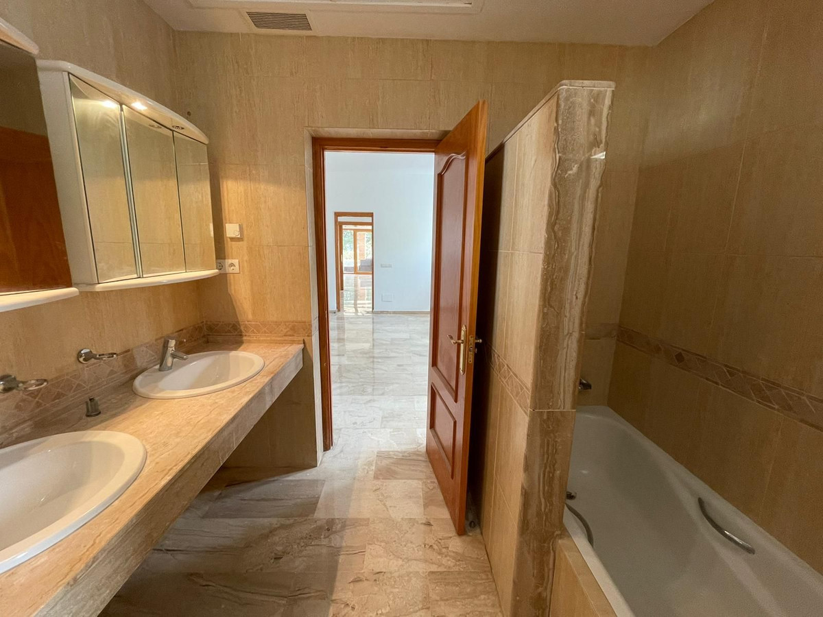 5 Bedroom Villa in Mijas - Photo 32