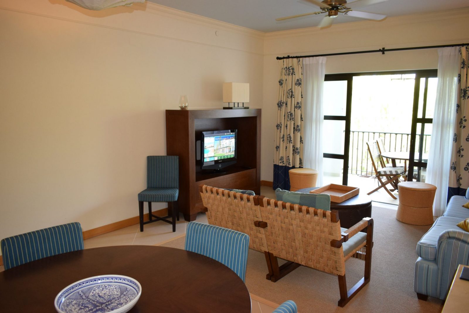 2-bedroom apartment with pool in Spain – Photo 5