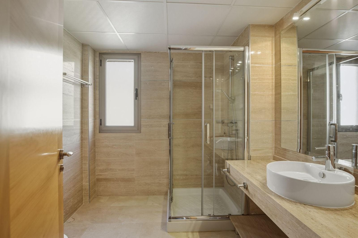 2 Bedroom Penthouse in Benahavís - Photo 3