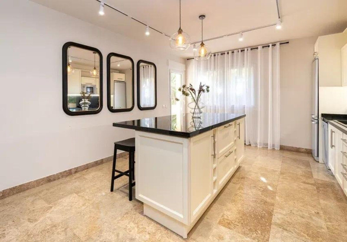 3 Bedroom Apartment in Marbella - Photo 7
