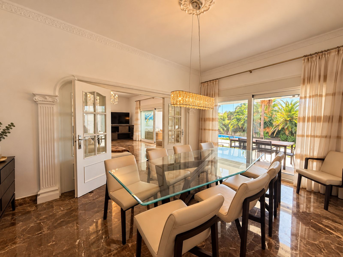 5 Bedroom Villa in Estepona - Photo 9
