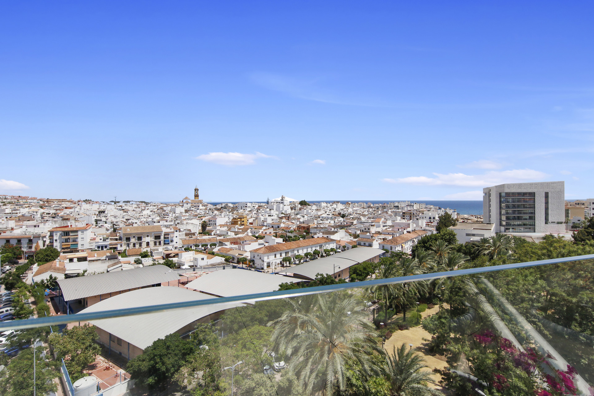3 Bedroom Penthouse in Estepona - Photo 2