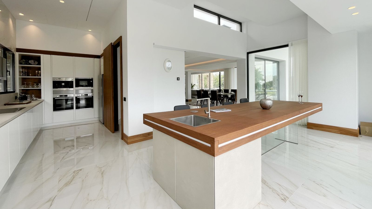 6 Bedroom Villa in San Roque - Photo 32