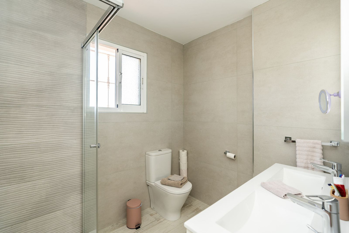 5 Bedroom Villa in Estepona - Photo 16