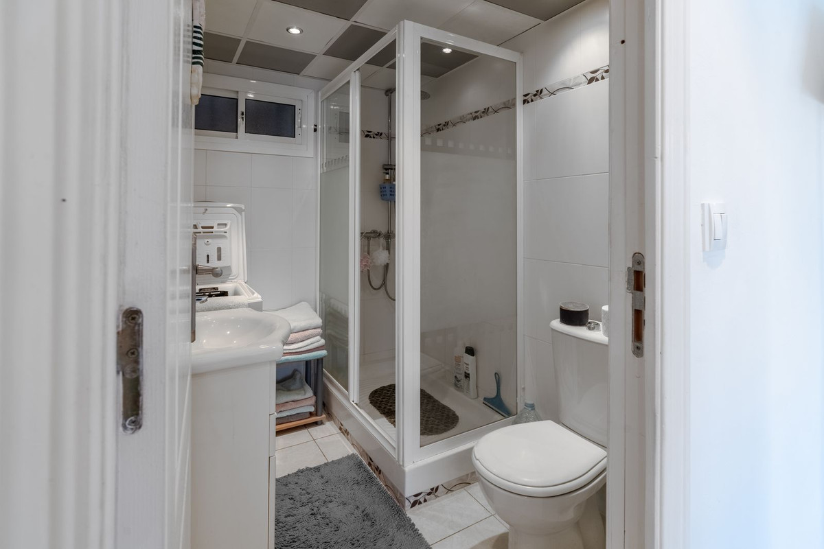 2 Bedroom Apartment in Benalmádena - Photo 15