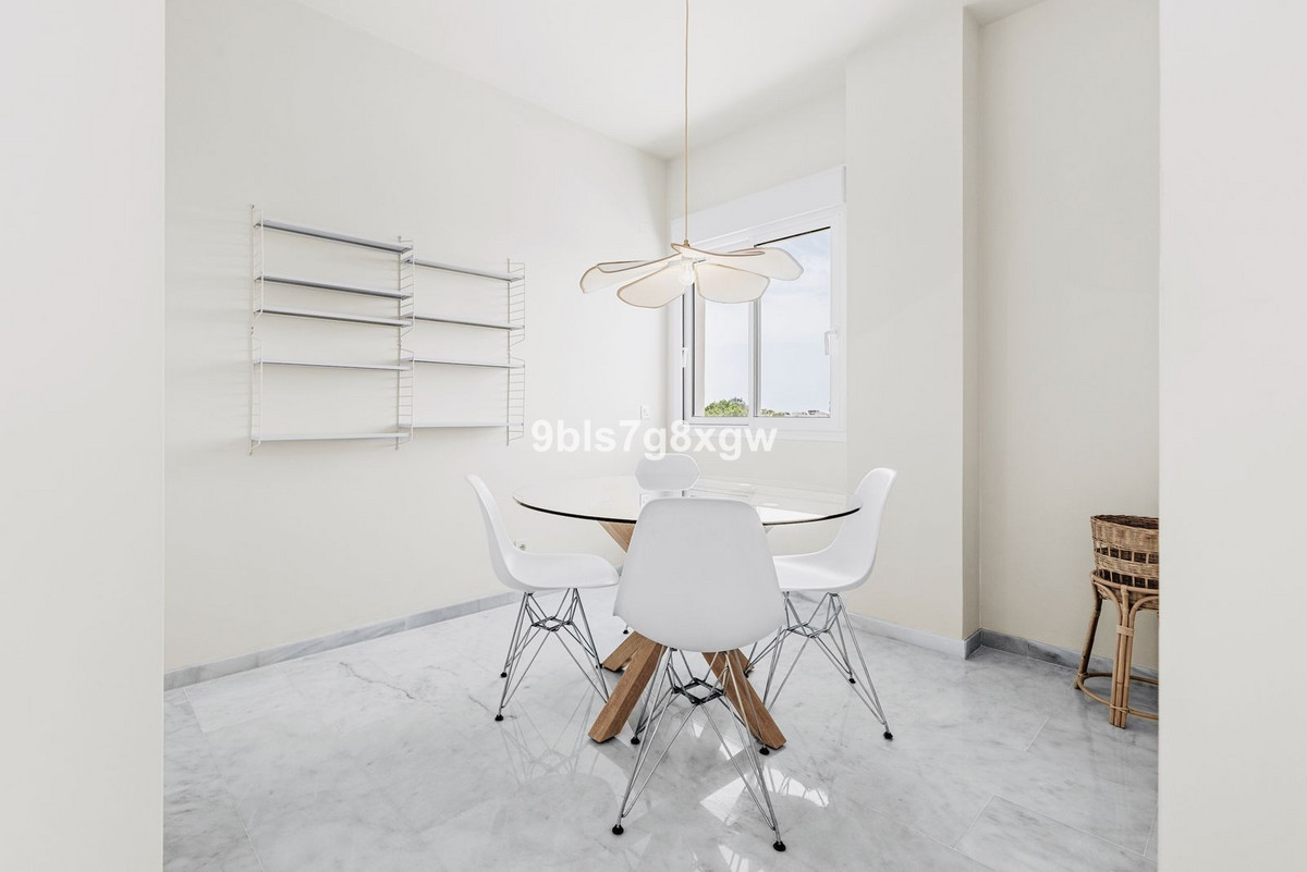 2 Bedroom Apartment in Estepona - Photo 3