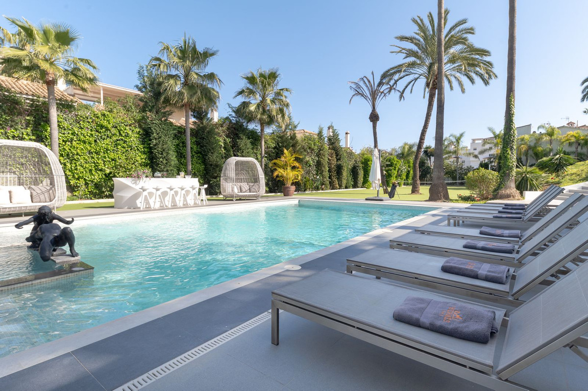 6 Bedroom Villa in Estepona - Photo 40