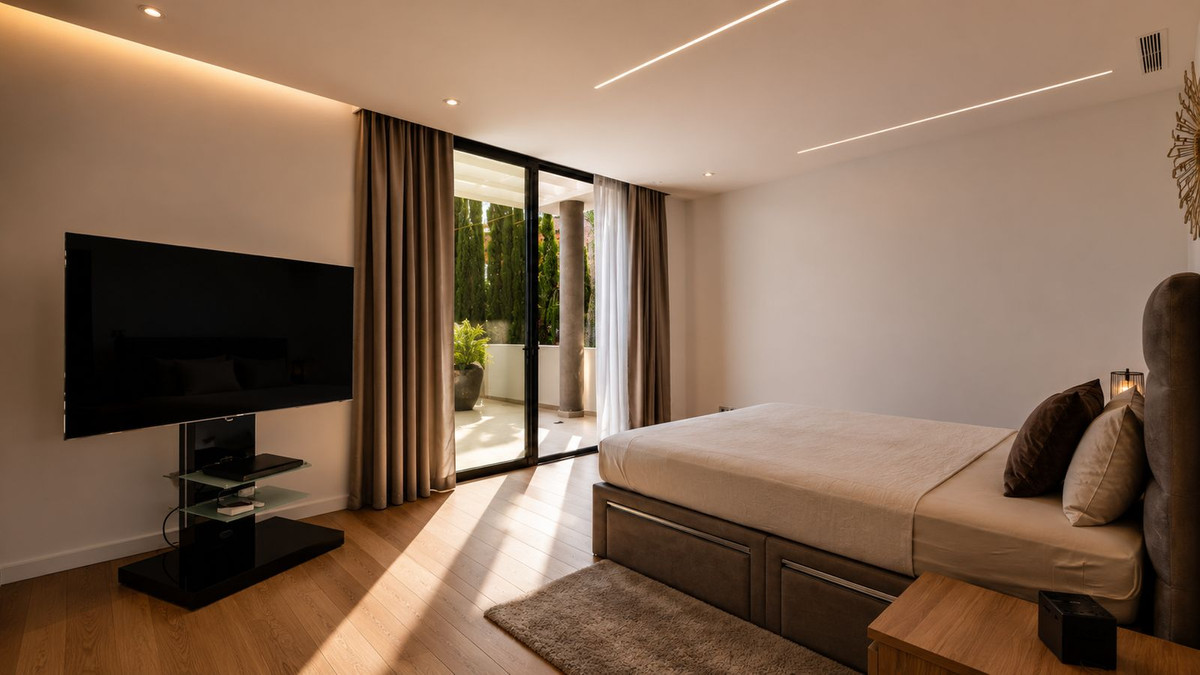 5 Bedroom Villa in Estepona - Photo 23
