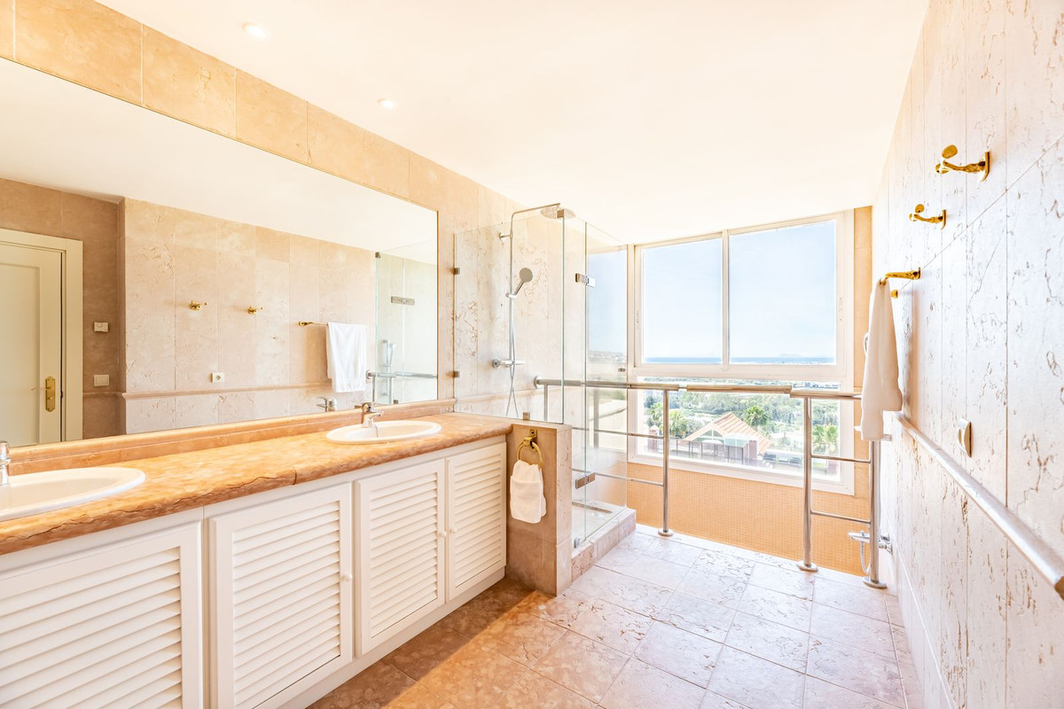 Piso de 5 dormitorios con piscina en Málaga – Foto 28