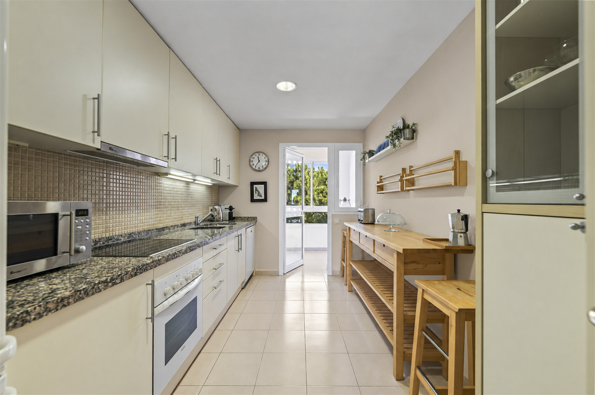 3 Bedroom Penthouse in Benahavís - Photo 8
