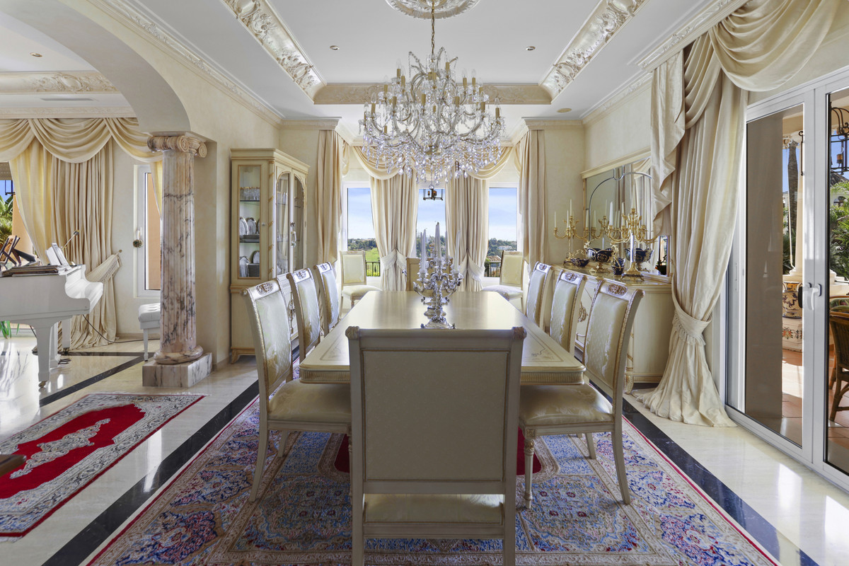 5 Bedroom Villa in Estepona - Photo 16
