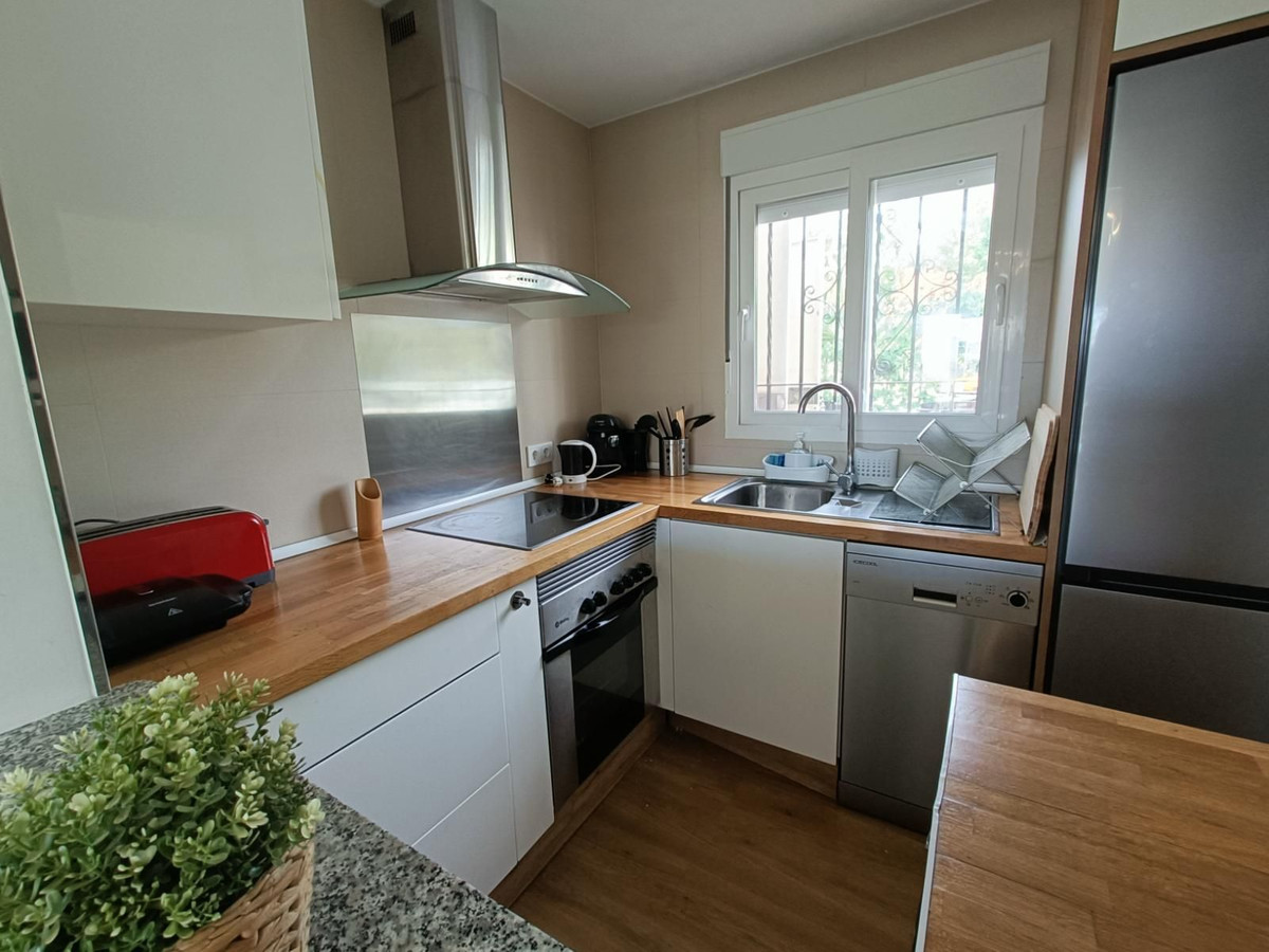 2 Bedroom Apartment in Estepona - Photo 8
