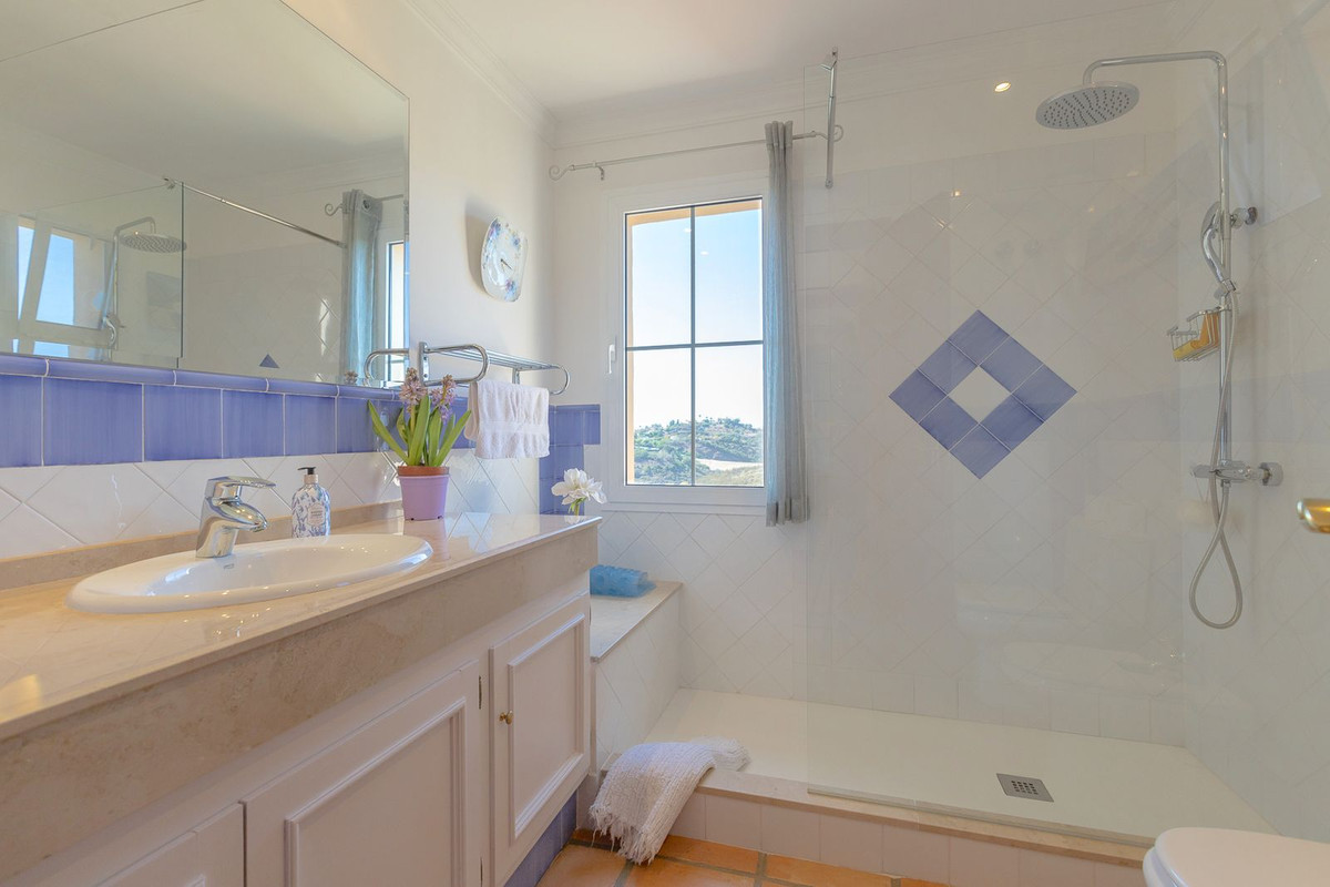5 Bedroom Villa in Marbella - Photo 24