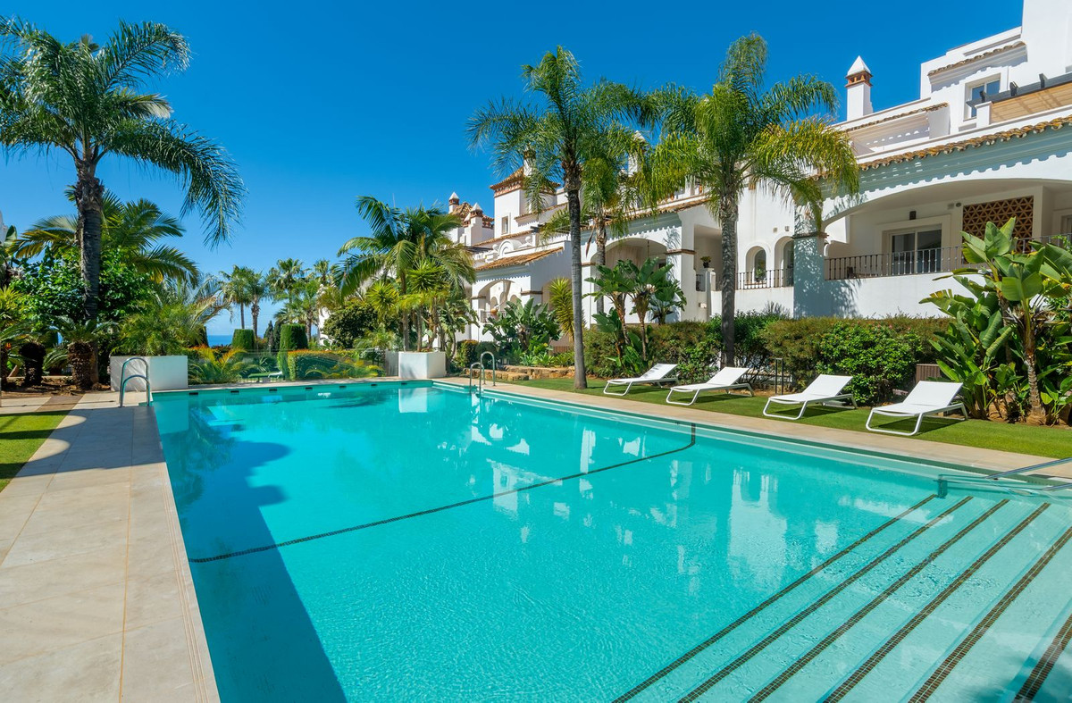 3 Bedroom Apartment in Marbella - Photo 2