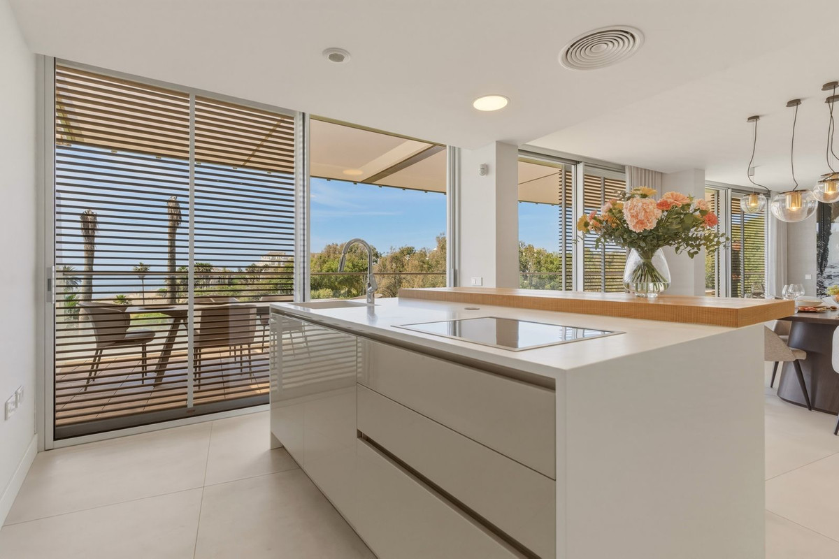 4 Bedroom Apartment in Estepona - Фото 8