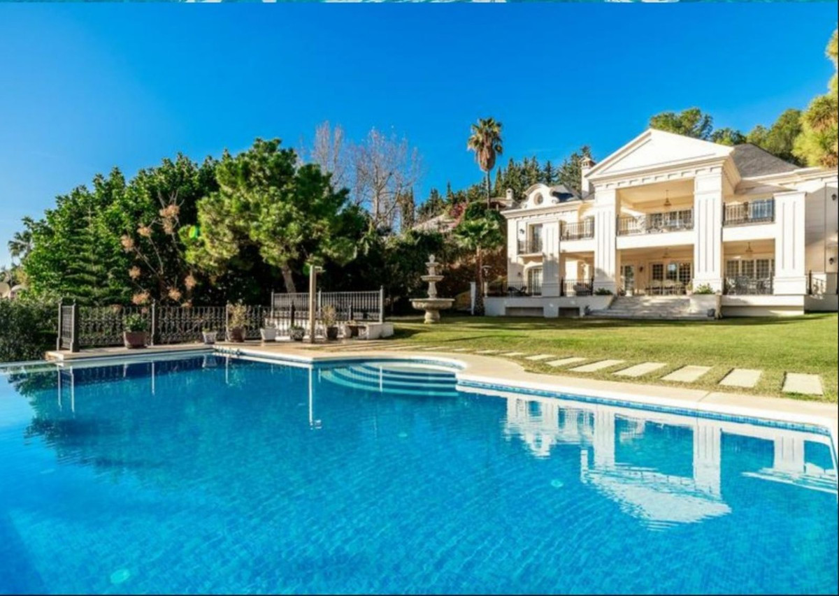 9 Bedroom Villa in Marbella - Photo 2