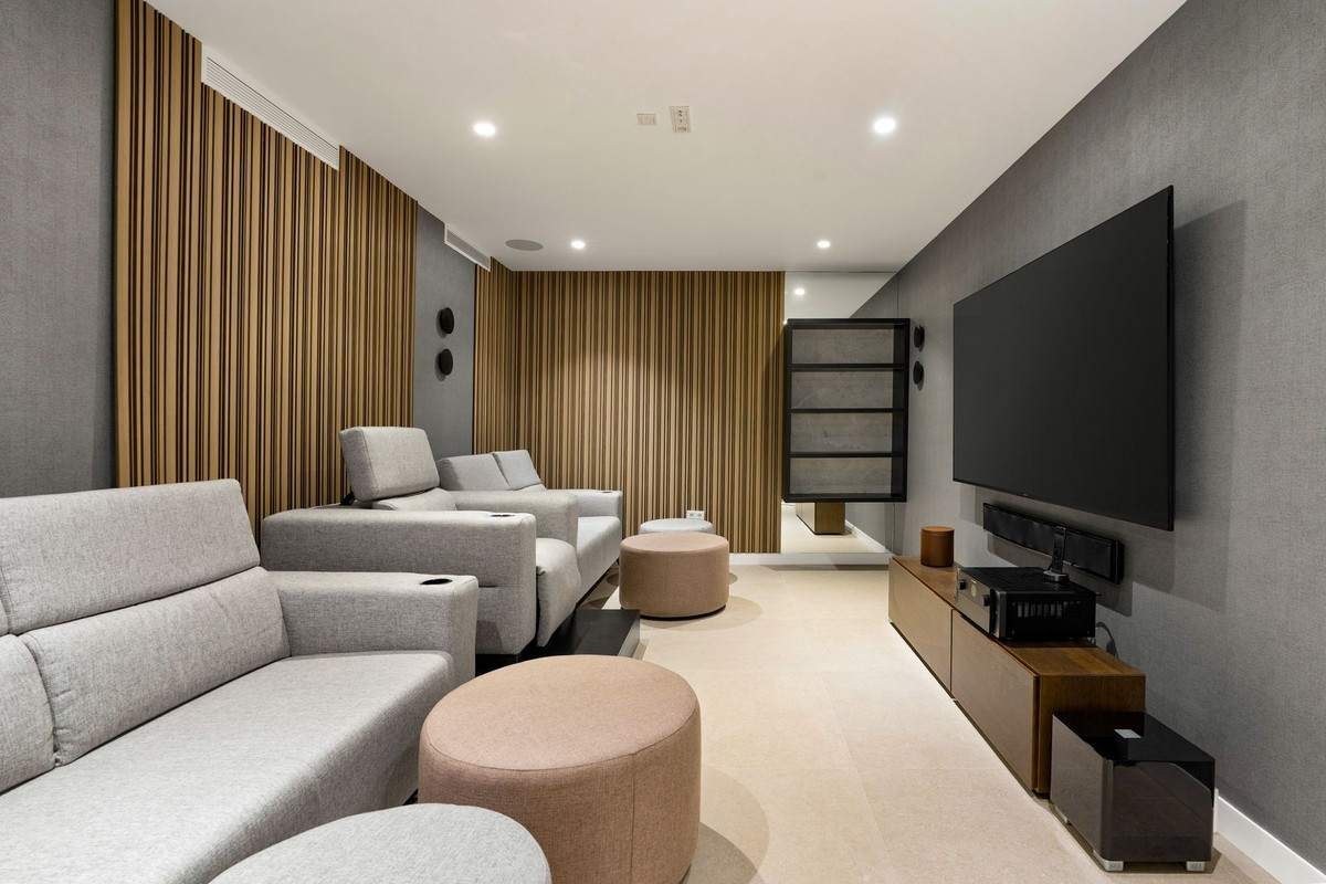 6 Bedroom Villa in Marbella - Photo 20
