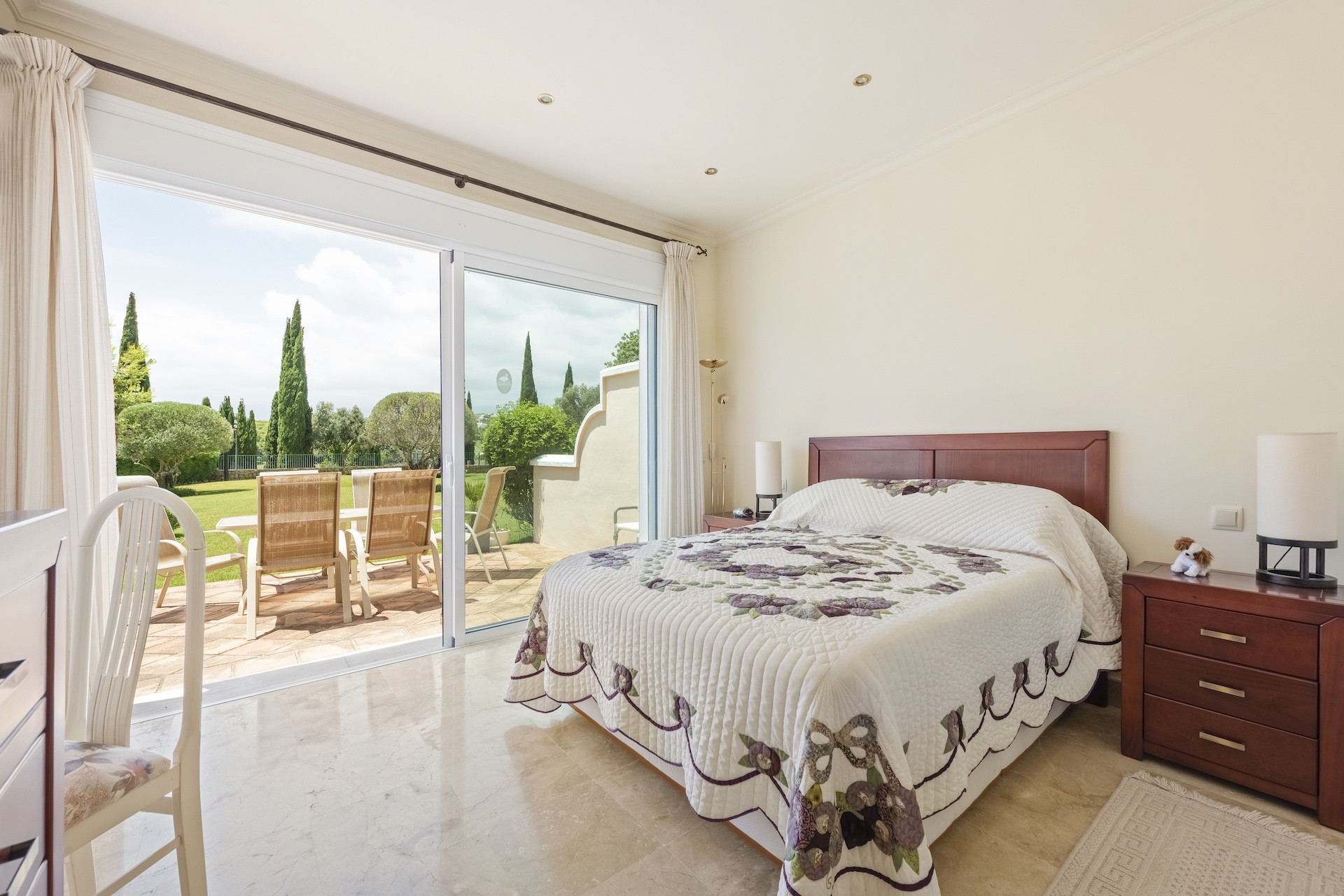 1 Bedroom Apartment in Benahavís - Photo 5