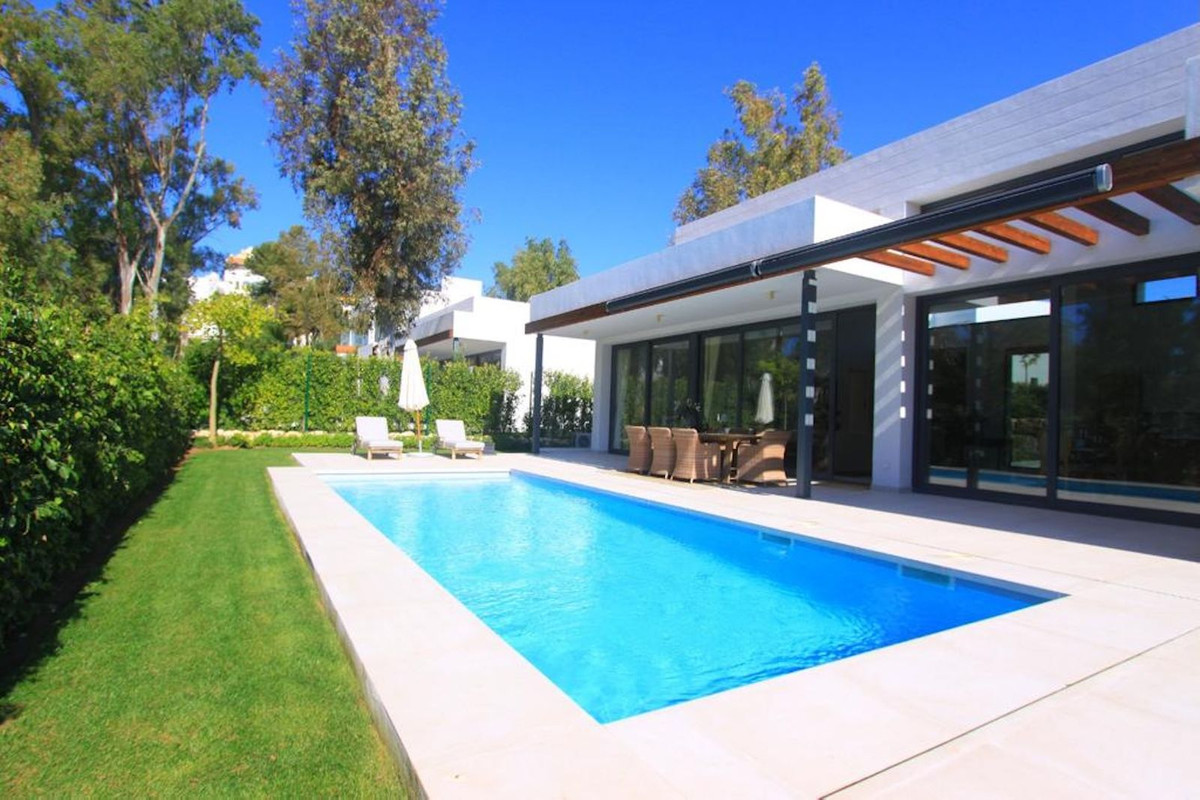 4 Bedroom Villa in Estepona - Photo 2